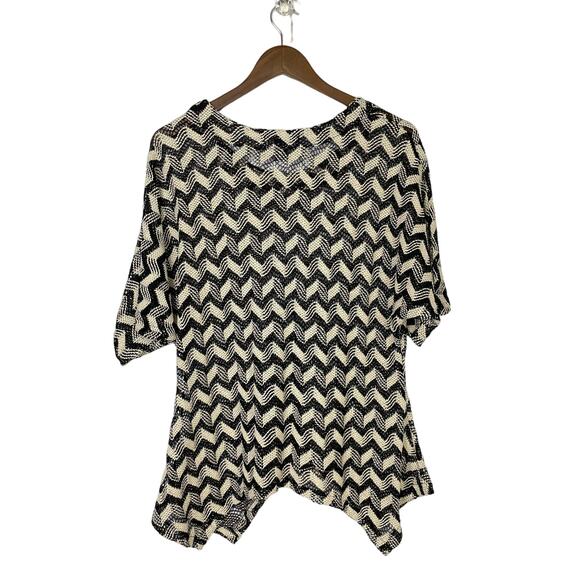 Kaktus | Black & Tan Chevron Pattern Open Knit Crochet Layering Pullover Top - Picture 2 of 6